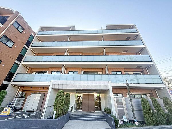 開放感あふれるガラス手すりのバルコニーが印象的な外観です。陽光が降り注ぐ住まいは、お子様とのびのび過ごす家族の時間を豊かに彩ります。