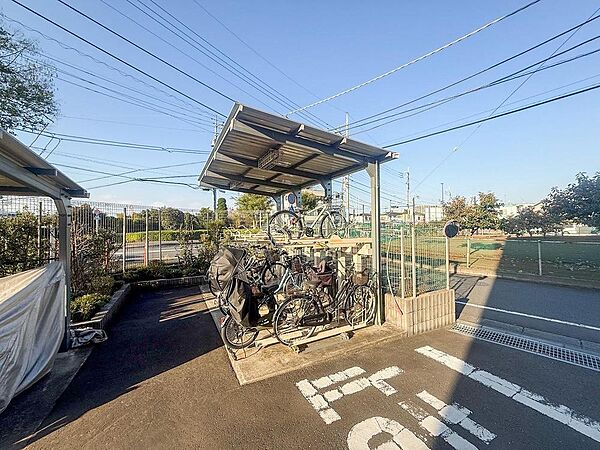 大切な自転車を雨風から守る屋根付き駐輪場を完備。お子様の通学や家族でのレジャーにも、自転車ライフが快適に広がります。