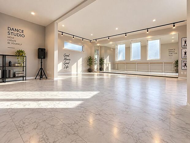 （1F）開放的な室内をダンススタジオとして活用したイメージCG。大きな鏡やバーを設置することで、レッスンやトレーニング空間としての利用イメージが広がります。※用途については関係機関への確認が必要です。
