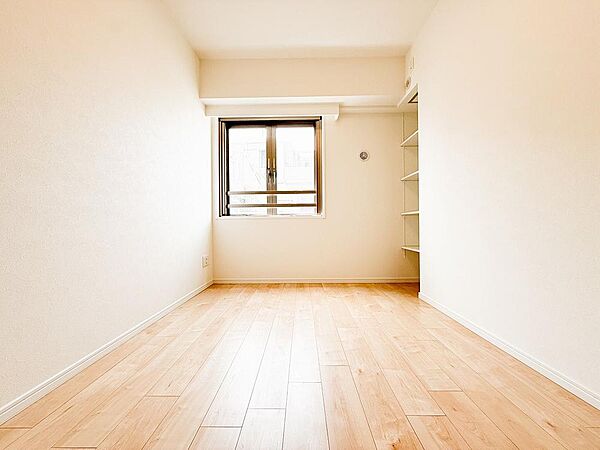 ゆとりある広さの居室は、家具の配置がしやすく使い勝手の良い空間です。採光も良好で、生活スタイルに合わせて自由にレイアウトできます。