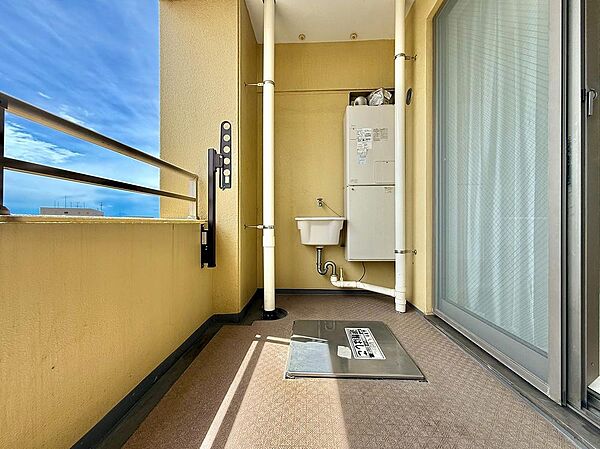 ゆとりある広さのバルコニーは、洗濯物がたっぷり干せるうれしい設備です。屋外の空気を感じながらくつろげるスペースとしても活用でき、生活の幅が広がります。