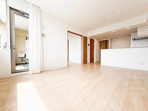 南面に大開口を設け、一日を通して自然光が豊かに差し込むリビング。明るく清々しい空間は家族の笑顔があふれるだんらんの場として、豊かな毎日の暮らしを彩ります。