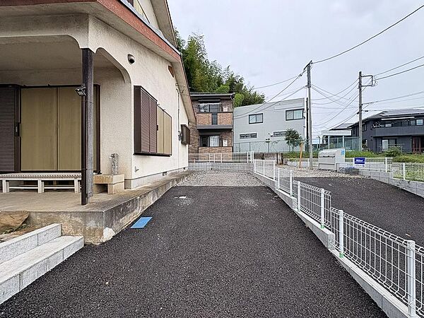 カースペースには縦列で2台駐車可能となっております。広々とした61坪の土地でお子様をたくさん遊ばせて上げることができます。