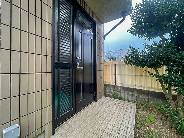 重厚感のあるタイル貼りのエントランスポーチ。雨の日でも濡れずに鍵を開けられる安心の屋根付きです