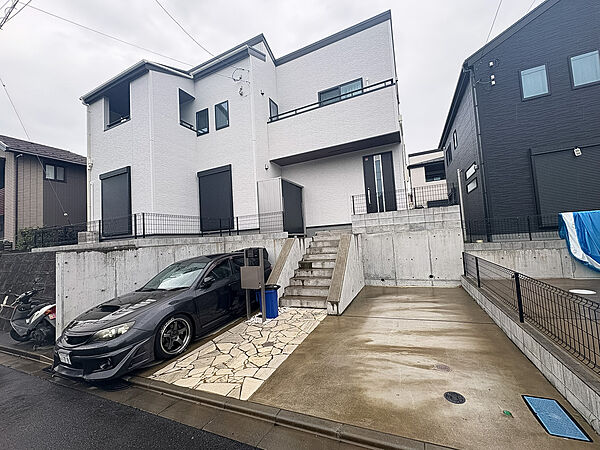 駐車スペース2台付きの広々とした邸宅です。前面道路も広く、閑静な住宅街ですので、のびのびとお過ごしいただけます。