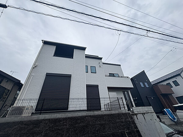 駐車スペース2台付きの広々とした邸宅です。前面道路も広く、閑静な住宅街ですので、のびのびとお過ごしいただけます。