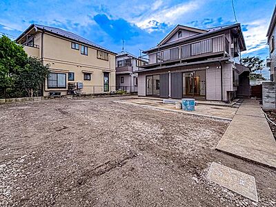 外観：シンプルモダンなデザインが落ち着いた上質な印象を与える外観です。清潔感ある佇まいと街並みへの馴染みやすさが、住まいとしての確かな品格と魅力を高めています。