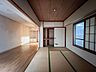 寝室：「和室・広縁」 陽当り良好な和室と広縁。和モダンな雰囲気でお洒落にリノベーションするのも魅力的。