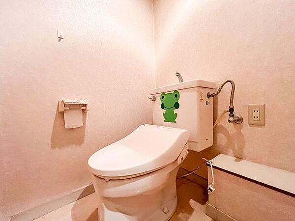 「トイレ」 壁紙の張替や最新節水型トイレへの交換など、お好みのデザインにリフォーム可能です。