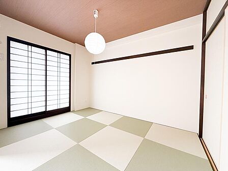琉球畳へ新調済み。伝統とモダンが調和する綺麗な約6帖和室