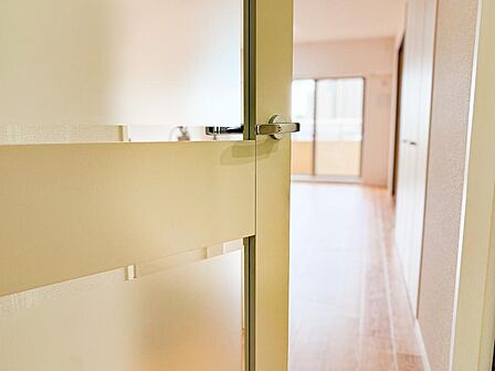 専有面積75平米。明るい日差しが差し込む開放的な室内空間