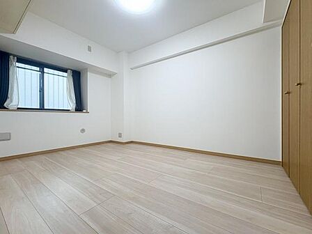 角部屋につきどのお部屋にも窓がございます。こちらの洋室はアルコープ部分に面しており、プライベート感のある窓になります。バルコニーの窓をあけると、とても風通しの良い室内になりますよ。