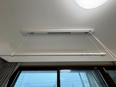 リビングの上にはホスクリーンが設置されています。あいにくの雨模様や、急な雨ふりで急いで衣類を取り込むときなどに大変役立ちます。売主様が暮らしのことを考えて設置した便利機能です。