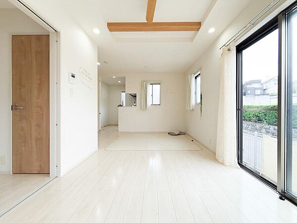 大きな開口部から光を取り込む明るいLDK。家族が自然と集まる心地よい空間です。