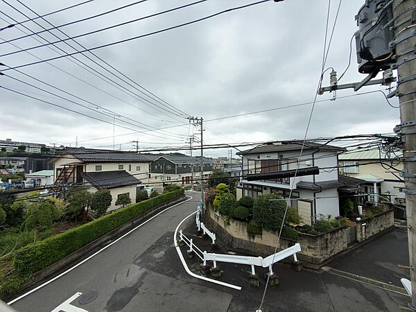 角地で解放感のある立地です。
