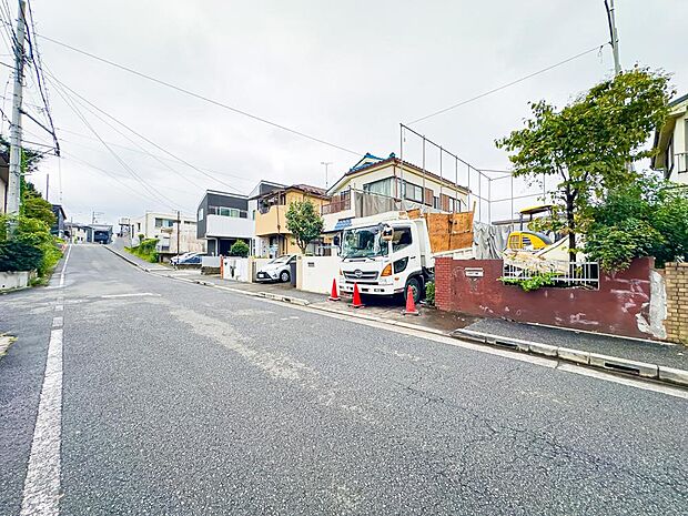 前面道路は約8mの広さがございます。車庫入れがスムーズに行えます。2026/9/5撮影