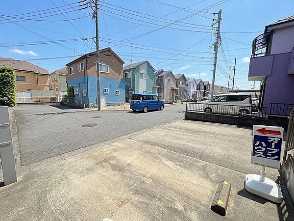 前面道路は幅員にゆとりがあり、カースペースから道路へ出入りしやすい配置です。周辺は戸建住宅が建ち並ぶ街並みで、現地からは道路の広がりや周辺環境も確認できます。