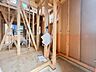その他：2階には9.0帖の洋室を配置。ウォークインクローゼットも備えており、主寝室として利用しやすい間取りです。このほか6.0帖・5.25帖の洋室もあり、家族それぞれの居室を確保できます。