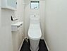 トイレ：「施工例」トイレは1階と2階の各階に設置され、家族が多い時間帯にも使い分けしやすい間取りです。手洗い一体型の便器に加え、壁面には操作パネルを配置。窓も設けられており、自然換気ができる仕様です。