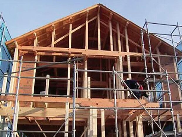 見た目や質感の良さだけにとどまらず、住み心地や安全性にこだわった住宅づくりを行っています。軸組みの躯体にはコンピューター制御されたプレカット工場で加工した木材を使用。