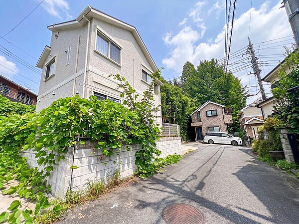 三方道路に面した開放的な立地。前面道路もすっきり整っており、交通量の少ない落ち着いた住環境。