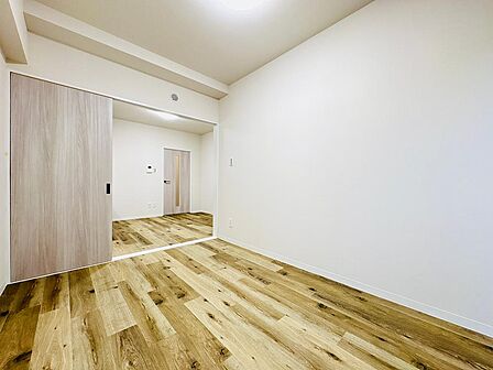 DKと引き戸で繋がる洋室。ライフスタイルに合わせて空間をフレキシブルに活用できます。