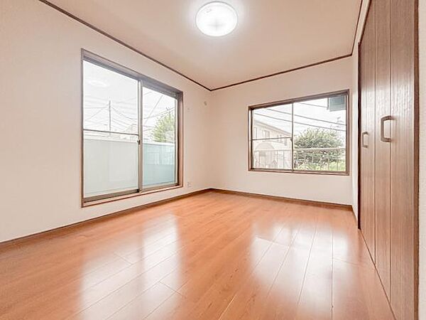 ゆとりある広さの居室は、家具の配置がしやすく使い勝手の良い空間です。採光も良好で、生活スタイルに合わせて自由にレイアウトできます。