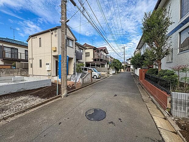 車通りが少なく、日当たり良好な南側幅員約5mの前面道路。お子様も安心して遊んでいただけます。