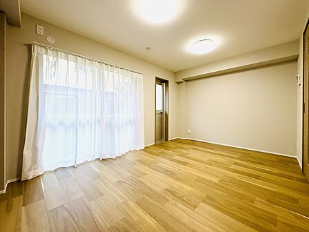 1階部分ならではの専用庭へ出られる扉付き。外との繋がりを感じられる開放的なお部屋です。