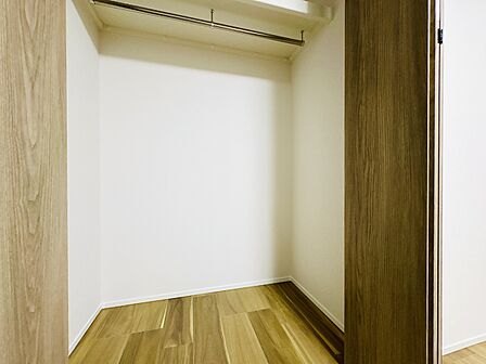 上部には棚も付いており、バッグや帽子などの小物類もすっきりと整理整頓できます。