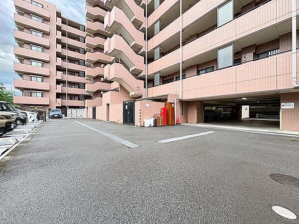 ゆとりのある敷地内スペース。お車の出し入れや日々の移動もスムーズに行える配慮がされています。