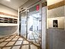 エントランス：訪れる方へ古来からの伝統美を伝えてくれる空間です。温故知新のコンセプトを静かに力強く表現しています。