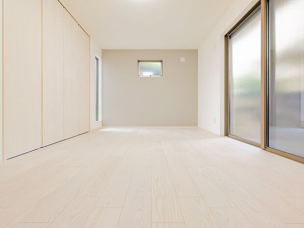正面に落ち着いたトーンのグレー壁紙を採用し、ハイセンスな印象に。シックで上品な空間です。