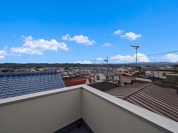 遠くまで一望できるロケーション。周囲に高い建物がなく、心地よい日当たりと風を感じられます。