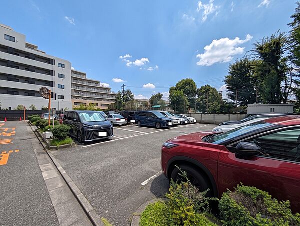 出入庫がスムーズに行える使い勝手の良い平置き駐車場を完備（空き待ち）