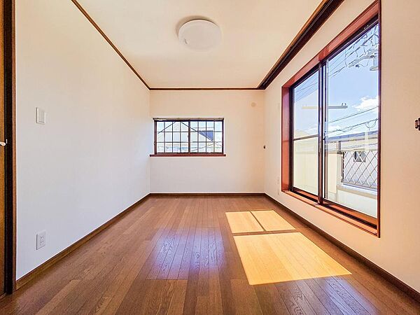 居室は広々としており、窓から差し込む光で明るく、気持ちよく過ごせる空間です。清潔感が保たれており、快適な毎日をお過ごしいただけます。趣味やリラックスの時間が楽しめる居室です。