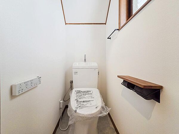 清潔感のあるトイレは、シンプルでモダンなデザインが魅力です。広めのスペースでゆったりと使えるため、毎日の生活がより快適に。綺麗だからこその心地よさを感じられる空間です。