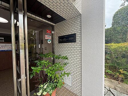 清潔感ある共用エントランスが来訪者を温かく迎えます。管理が行き届いた住環境を反映した、住む人に毎日安心感と誇らしさをもたらす印象的なエントランスです。