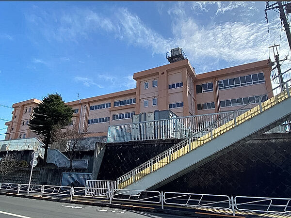 八王子市立長房中学校まで1590m