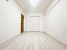 子供部屋：ゆとりある広さの居室は、家具の配置がしやすく使い勝手の良い空間です。採光も良好で、生活スタイルに合わせて自由にレイアウトできます。