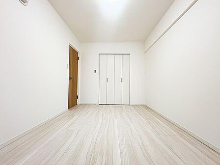 ゆとりある広さの居室は、家具の配置がしやすく使い勝手の良い空間です。採光も良好で、生活スタイルに合わせて自由にレイアウトできます。