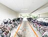 その他：敷地内の駐輪場は、自転車を使う方にとって便利な設備です。整ったスペースで、通勤や通学にも安心して利用でき、日々の生活に利便性と快適さをプラスしてくれます。