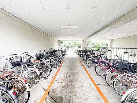 敷地内の駐輪場は、自転車を使う方にとって便利な設備です。整ったスペースで、通勤や通学にも安心して利用でき、日々の生活に利便性と快適さをプラスしてくれます。