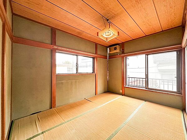 木の温もりと畳の香りが心地よい和室は、お子様の遊び場や家族のくつろぎの場に最適。窓から光が差し込む明るい空間です。