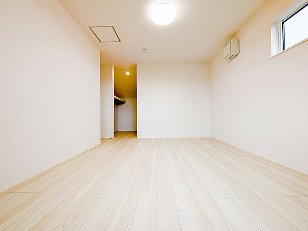 ウォークインクローゼット直結で機能性に優れた洋室。衣類や小物を集約し、室内を広々使うことができます。