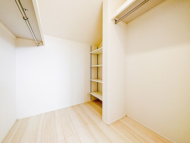 左右のハンガーパイプと可動棚を備えた、収納力のあるウォークインクローゼット。整理整頓がしやすく、毎日の身支度がスムーズに行えます。