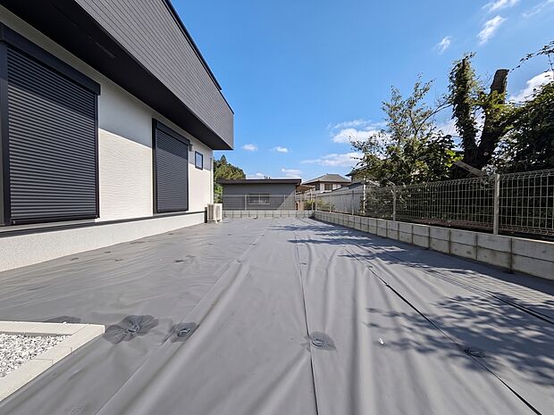 建物横に広がる、ゆとり溢れるお庭空間。南向きで日当たりも良好。家族で過ごす時間がより豊かになります。