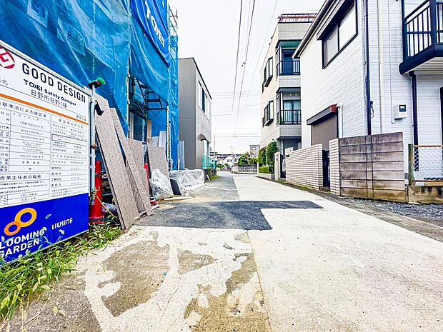 前面道路は約4mの広さがございます。住宅地内で、車庫入れがスムーズに行えます。2026/9/13撮影
