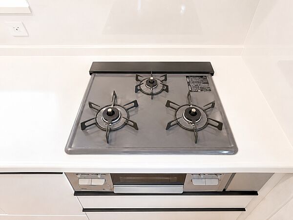 煮物、炒め物、汁物など、複数の料理を同時に作れる便利な3口コンロです。