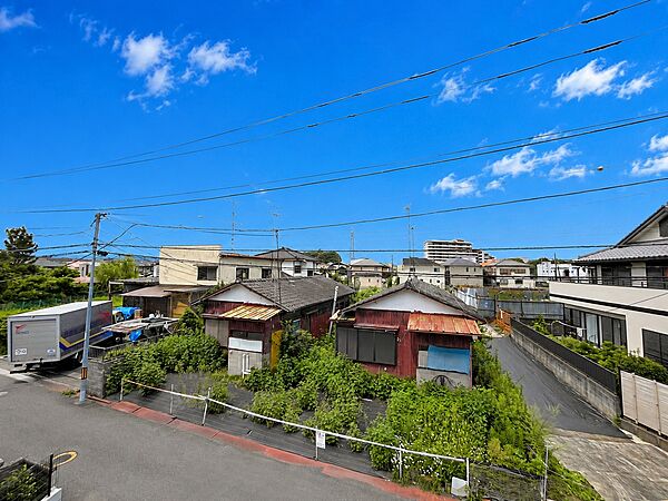 バルコニーからは広く澄み切った青空が見渡せる心地よい眺望が広がります。周辺は静かな住環境が広がっており、穏やかな日常を過ごせます。